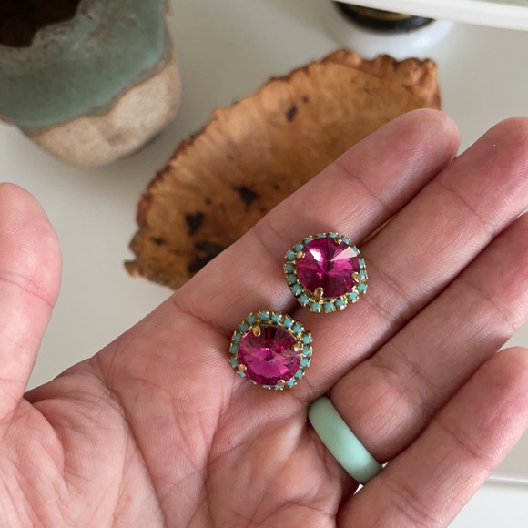 Gorgeous statement earrings w pink center stone and turquoise colored stones - Picture 3 of 4